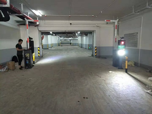 韶山建国酒店地下停车场二进二出